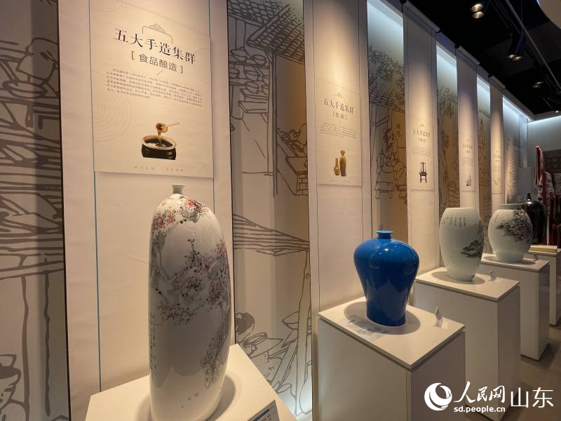 山東手造展示體驗中心淄博展區展出琉璃、陶瓷、絲綢等山東手造產品。喬姝攝圖
