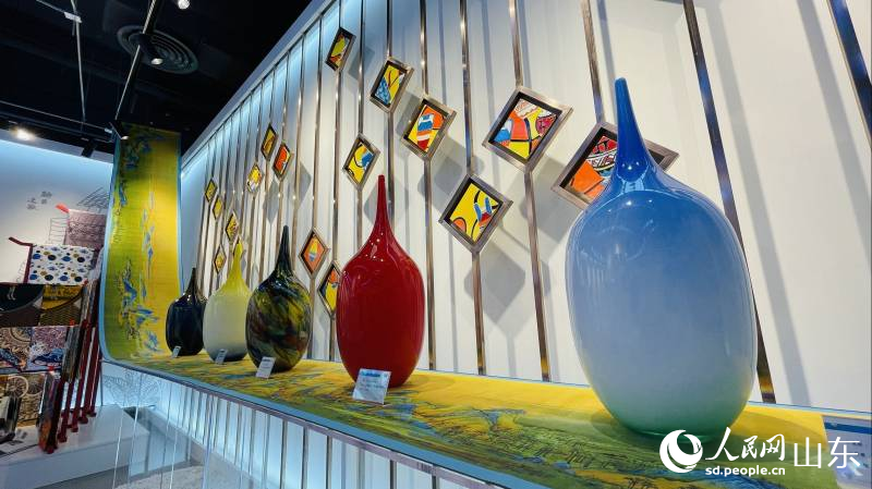山東手造展示體驗中心淄博展區展出琉璃、陶瓷、絲綢等山東手造產品。喬姝攝