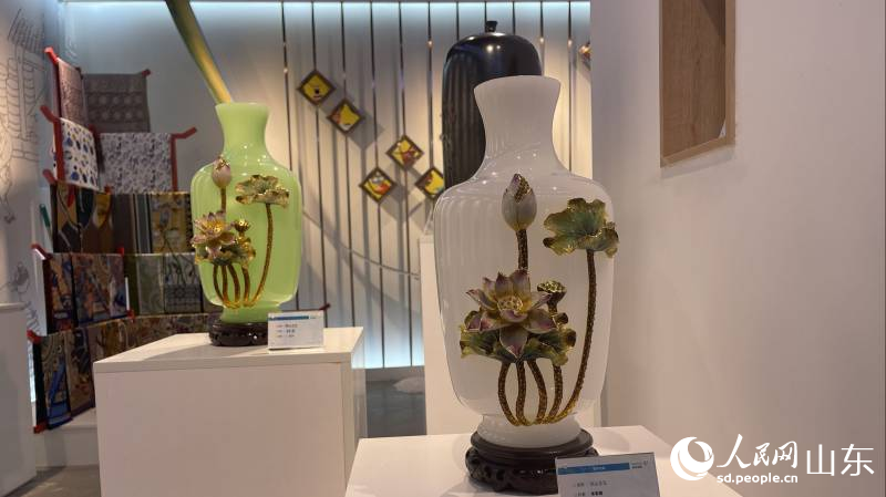 山東手造展示體驗中心淄博展區展出琉璃、陶瓷、絲綢等山東手造產品。喬姝攝