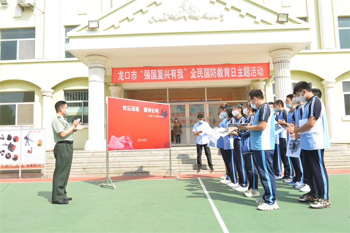 人武部刘乃明政委为同学们介绍国防教育日的意义