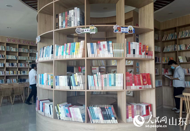 新泰市西張鎮“鄉村書房”一角。人民網宋翠攝
