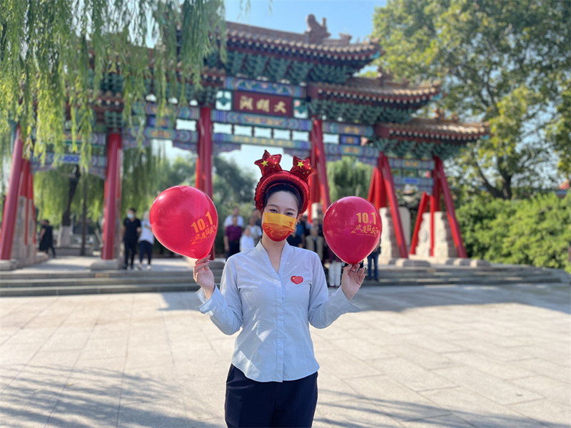濟南大明湖游客手舉寫有10.1字樣的氣球。濟南文旅供圖