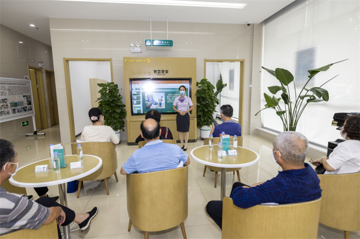 农行淄博分行员工向老年客户讲解智能设备使用方法
