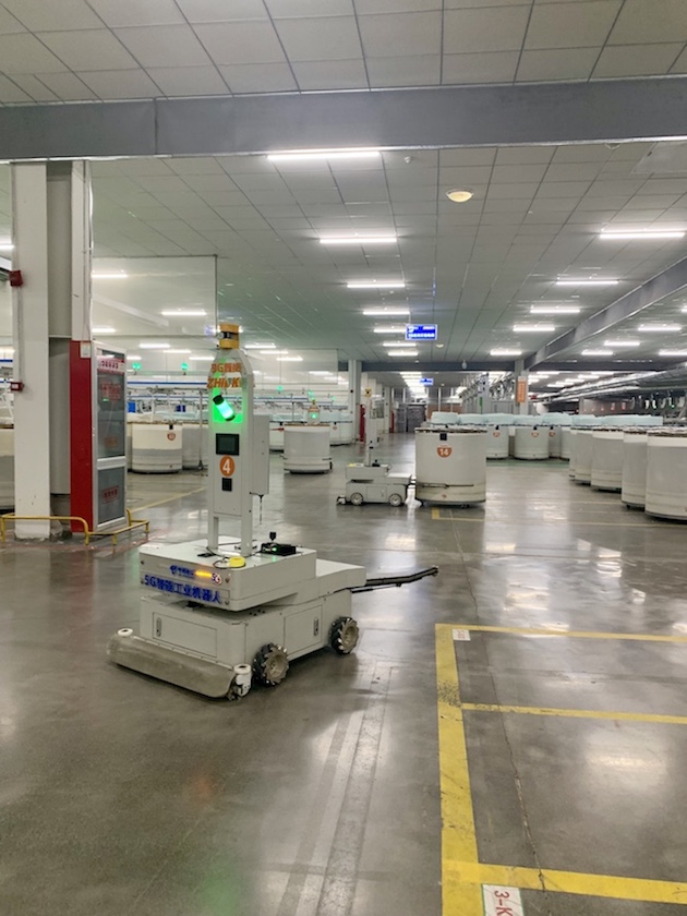 正凯智慧工厂内不停穿梭的5G智能工业机器人 。人民网逄鑫珊 摄