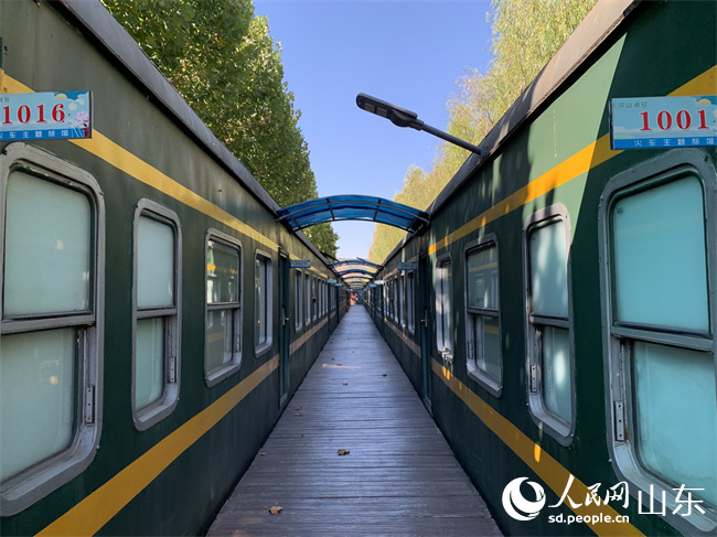 “微山湖火車主題小鎮”的老式綠皮火車（談媛攝）