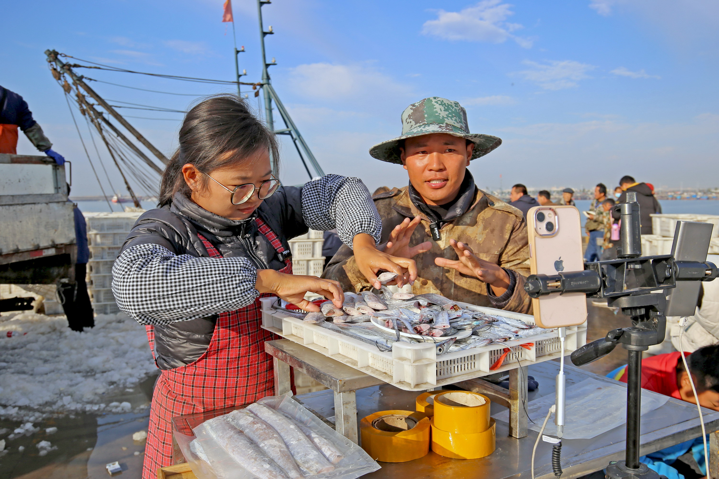 10月20日，漁民在日照黃海中心漁港現場直播各種海鮮的吃法和做法，向天南海北的粉絲們推介日照特色海鮮 。薄林攝