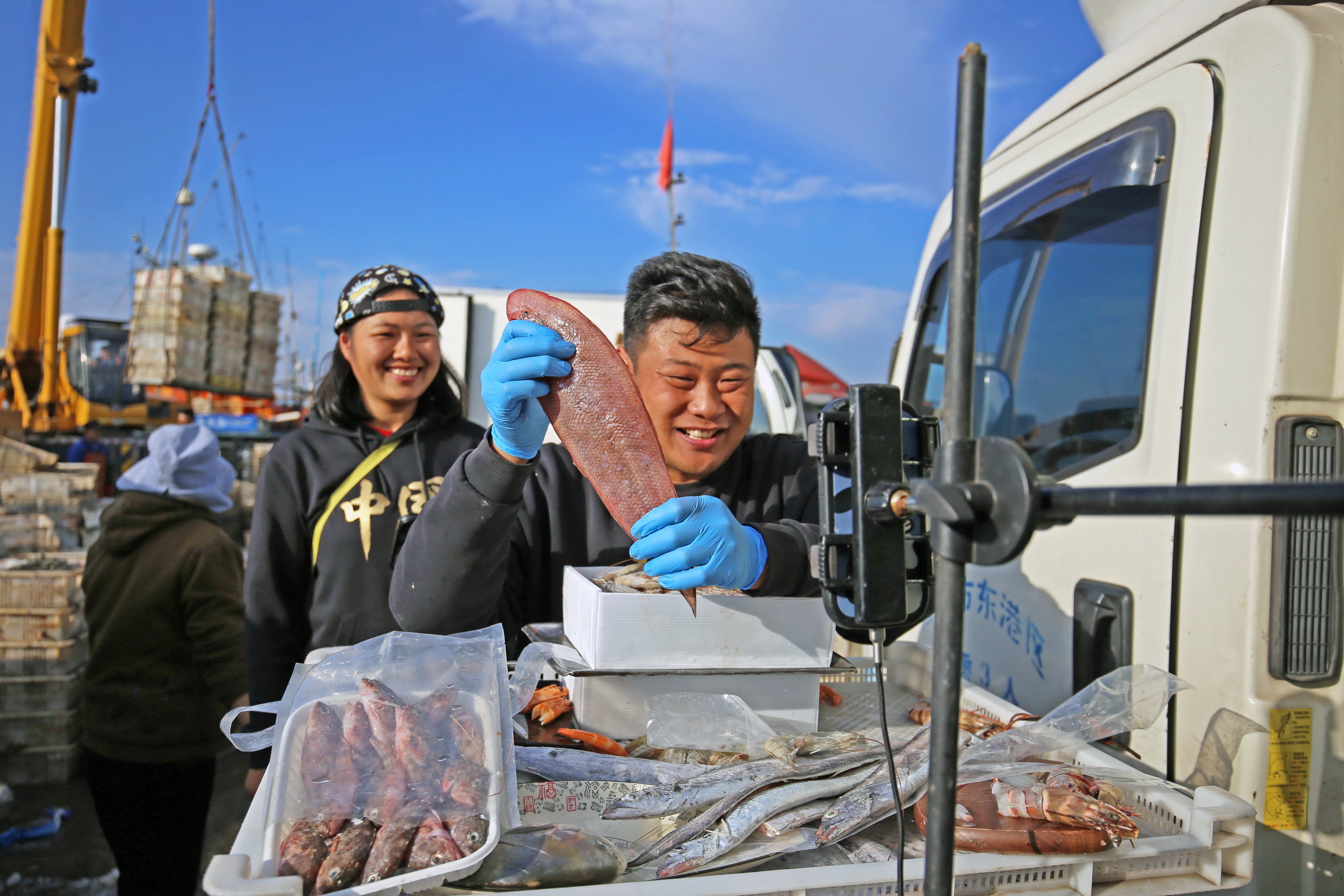 10月20日，漁民在日照黃海中心漁港現場直播各種海鮮的吃法和做法，向天南海北的粉絲們推介日照特色海鮮 。薄林攝
