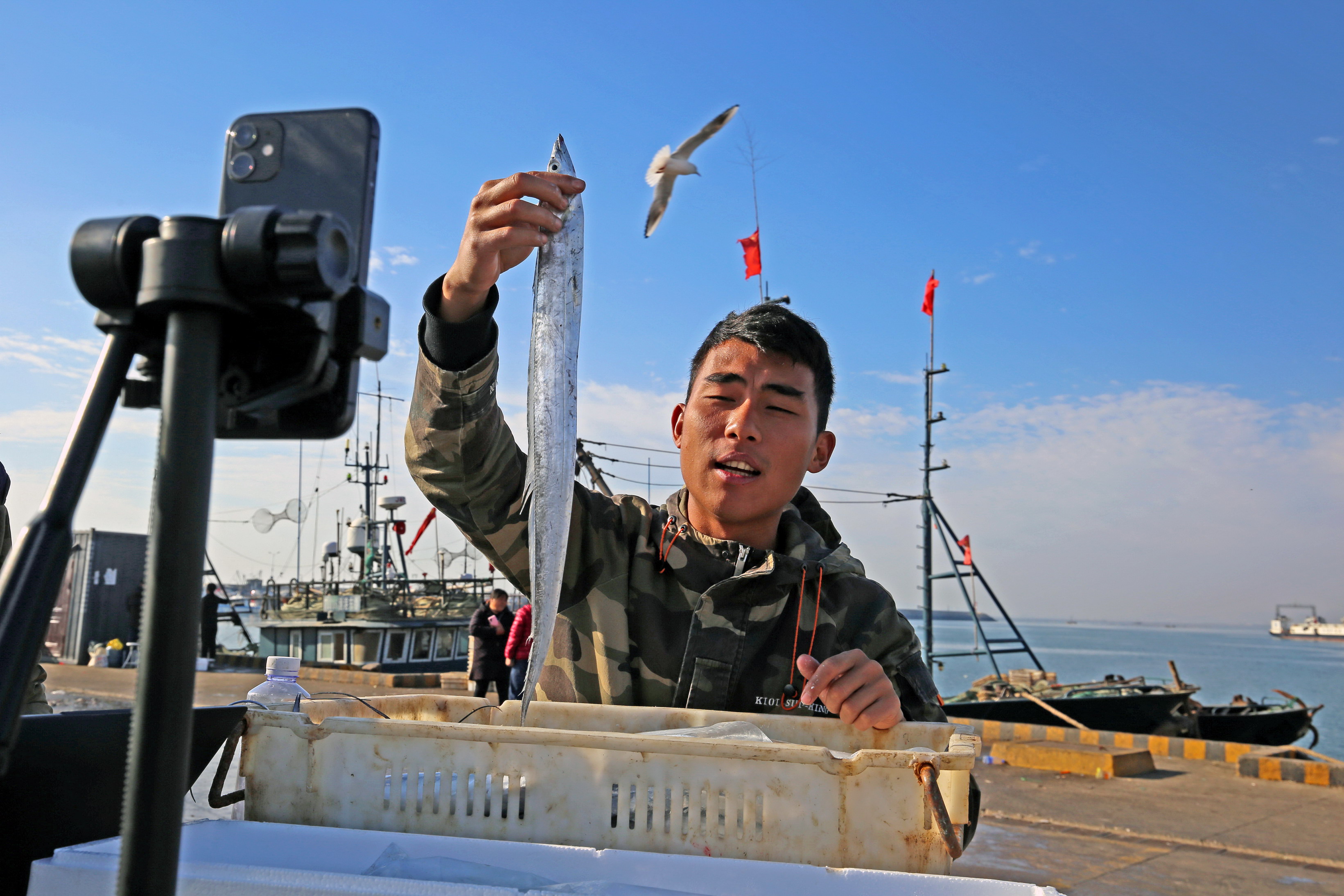 10月20日，漁民在日照黃海中心漁港現場直播各種海鮮的吃法和做法，向天南海北的粉絲們推介日照特色海鮮。薄林攝