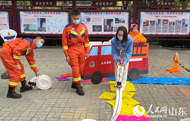 参赛选手在通关中。人民网 刘祺摄