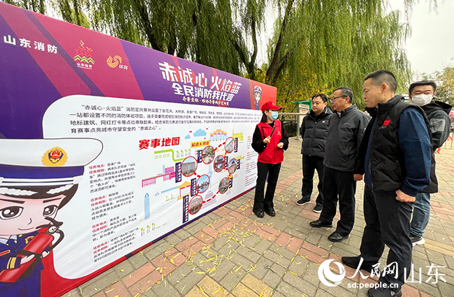 工作人员讲解消防安全知识。人民网 刘祺摄