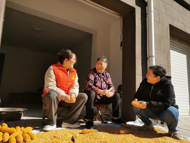 小马扎宣讲团成员在与群众交流