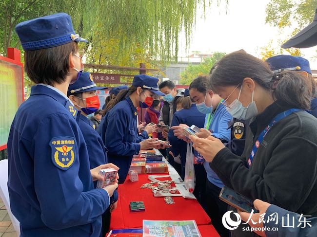 宣传活动现场与社区居民的互动。人民网逄鑫珊 摄