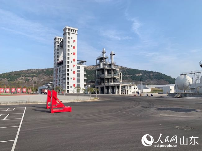 训保支队完善的综合设施模拟了石化企业、高空、建筑坍塌等多种训练场景。人民网 逄鑫珊摄