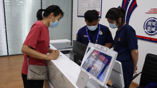 在消防职业技能鉴定站，一考生正核实报考信息。训保支队供图