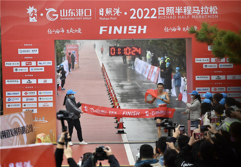 半程马拉松男子选手杨华冲过终点。刘涛摄