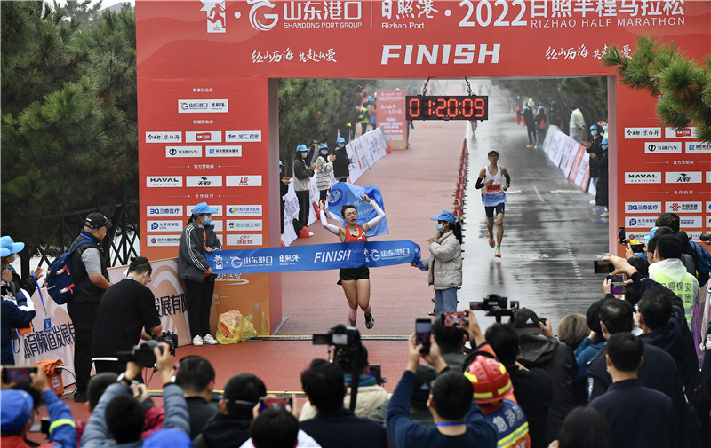 半程马拉松女子选手卢亚晶冲过终点。刘涛摄