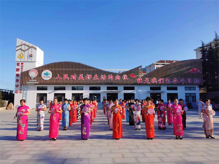 1.曲家庄村新时代文明实践广场上，百余名旗袍爱好者身着色彩绚丽的旗袍进行表演