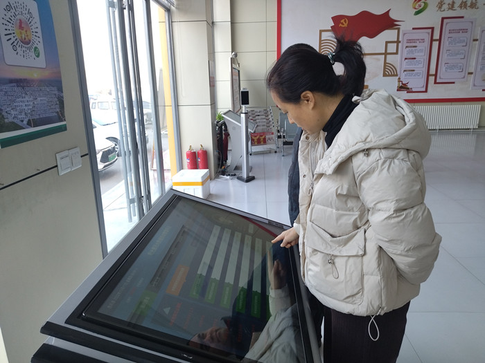 村民在“阳光惠民大数据综合管理平台”室内查询机上查看信息。 惠民宣传部供图