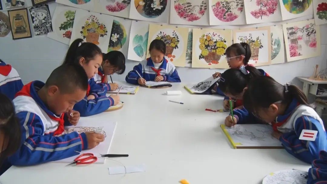 成武县九女集镇鹿楼小学“复兴少年宫+”掐丝珐琅画活动