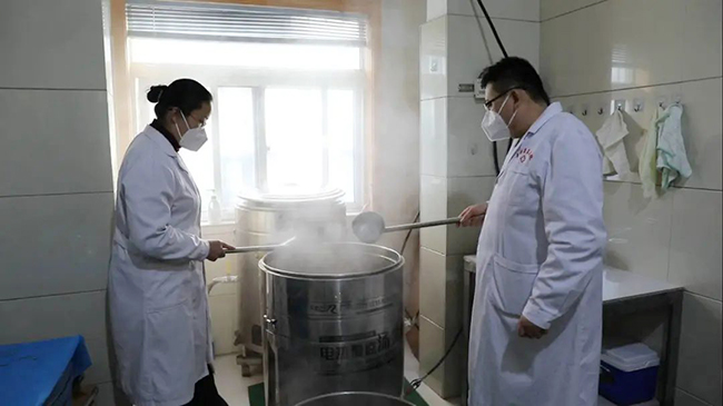 刘凤菊、王善德夫妇在熬制中药“大锅汤”。视频截图