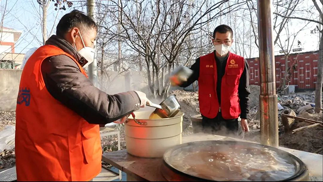 西代庄村党支部书记郑汝奎在村里熬制中药“大锅汤”。视频截图