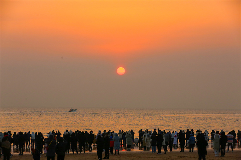 人們在萬平口旅游區海邊觀看新年日出。李大偉攝