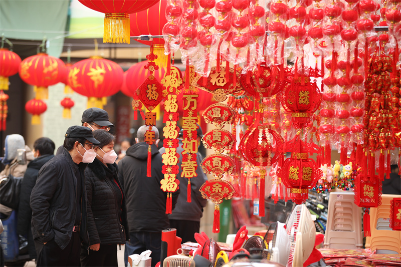 图为市民在日照太阳城市场内选购各类新年饰品。于坤帅摄