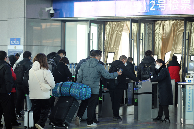 1月6日，在日照西客站，旅客正通過檢票口上車。宋年升攝
