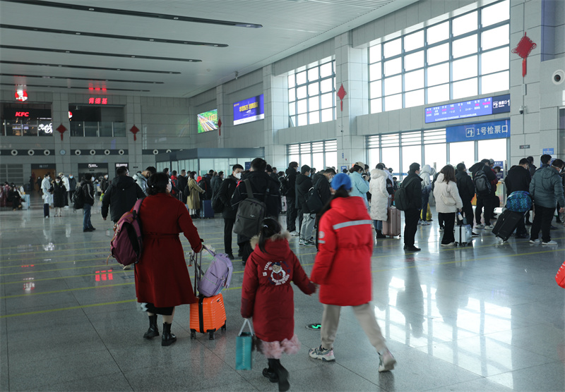 1月6日，在日照西客站，旅客正在通过检票口上车。 　