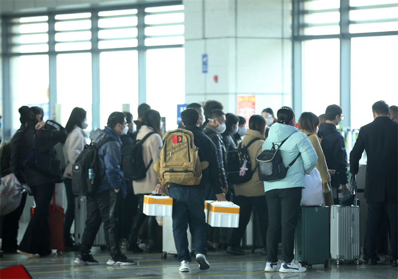 1月6日，在日照西客站，旅客正在通过检票口上车。于坤帅摄