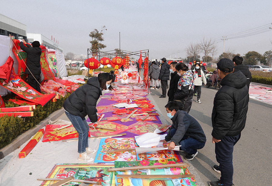1月6日，山东日照市东港区涛雒大集上，市民在选购春节装饰品。于坤帅摄