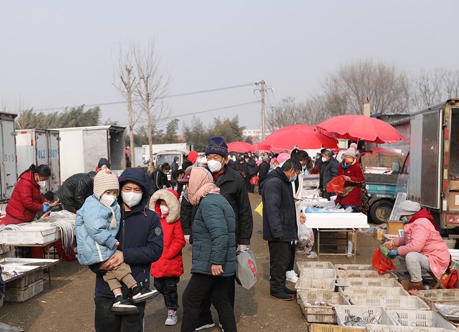 1月6日，山东日照市东港区涛雒大集上，市民在选购海产品。于坤帅摄