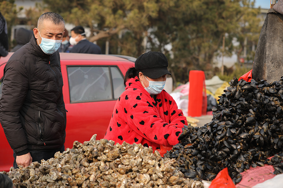 1月6日，山东日照市东港区涛雒大集上，市民在选购牡蛎、海虹等海产品。宋年升摄