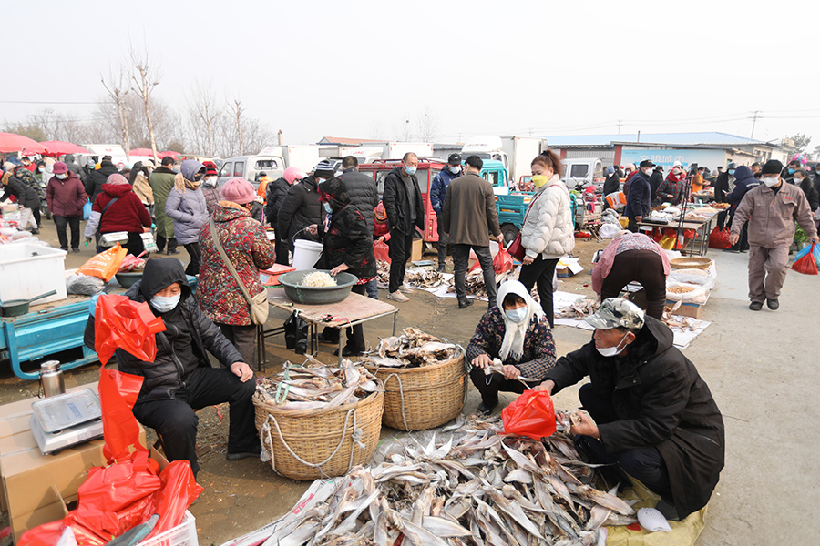 1月6日，山东日照市东港区涛雒大集上，市民在选购鱼干。宋年升摄