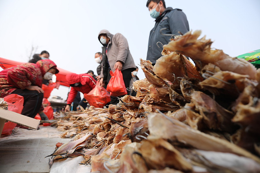 1月6日，山东日照市东港区涛雒大集上，市民在选购鱼干。于坤帅摄