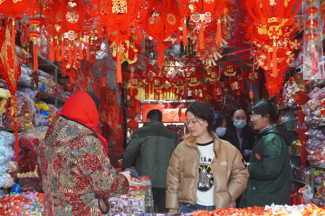 选购年货。谢丽摄