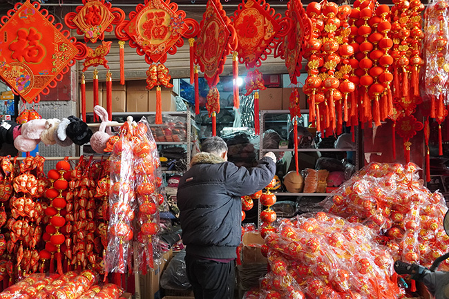 选购年货。谢丽摄