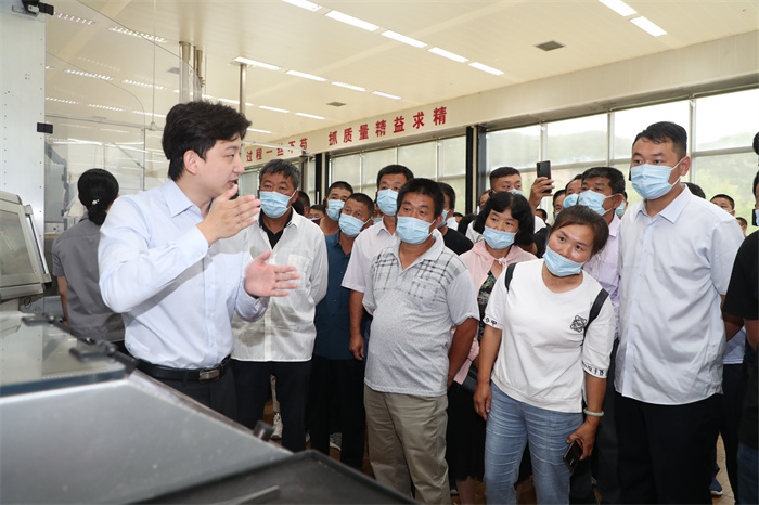 深入开展“我为烟农办实事”主题实践活动,组织烟农到生产现场参观培训。