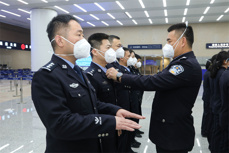 1月9日，山東出入境邊防檢查總站青島機場邊檢站民警執行入境勤務前檢查警容風紀。解豪攝