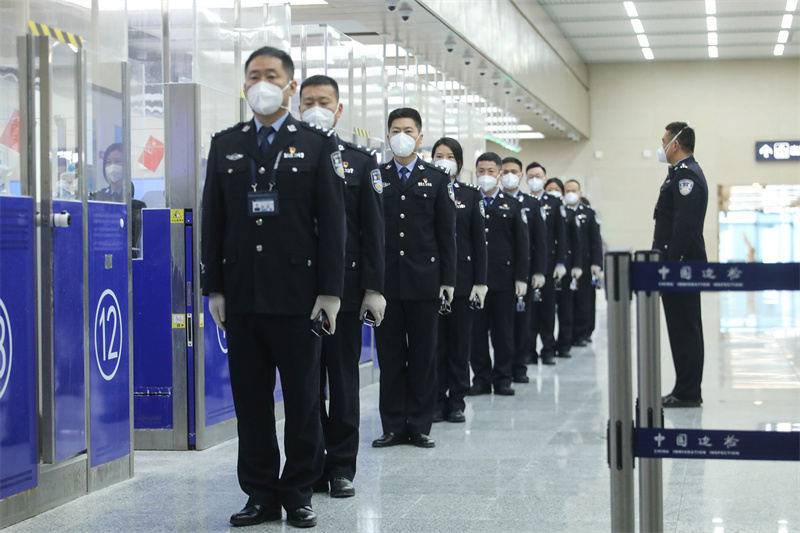 1月9日，山东出入境边防检查总站青岛机场边检站民警列队执行入境勤务。解豪摄