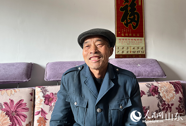 搬進新樓房的王傳利喜笑顏開。人民網劉祺攝