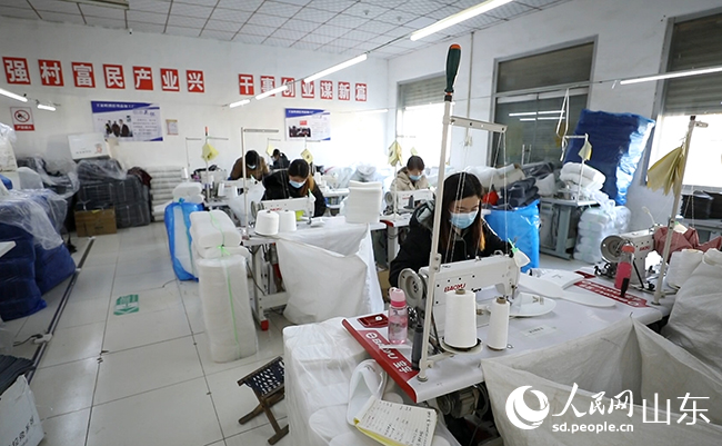 圖3）王家嶺振興酒店用品加工廠車間一派忙碌。人民網劉祺攝