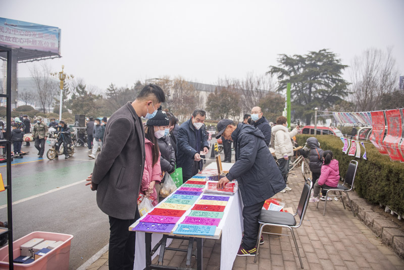 村民在圍觀“莒縣過門箋”制作，購買過門箋。陳光金攝