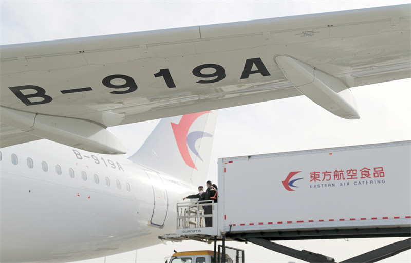 1月15日，全球首架C919國產大飛機抵達青島膠東國際機場進行驗証飛行。張進剛攝