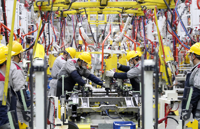 1月14日，在北京汽車制造廠青島總部基地的生產車間一派繁忙景象，工人在進行焊接作業。張進剛攝