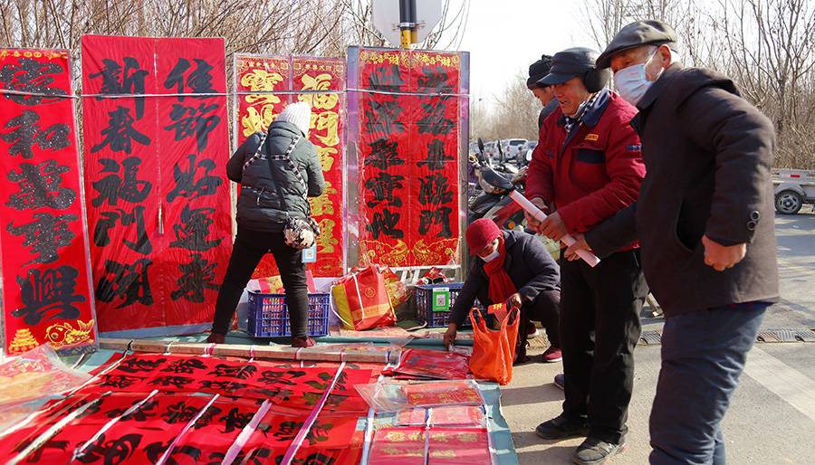 大家赶大集、备年货，将具有浓郁地方特色的黄河大集渲染成一幅祥和、团圆的美丽画卷。李庆林摄