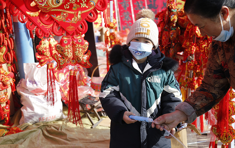 大家赶大集、备年货,将具有浓郁地方特色的黄河大集渲染成一幅祥和、团圆的美丽画卷。李庆林摄
