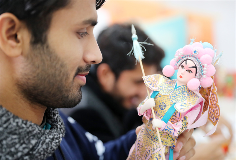 一名來自巴基斯坦的留學生在欣賞絹人工藝品。張進剛攝