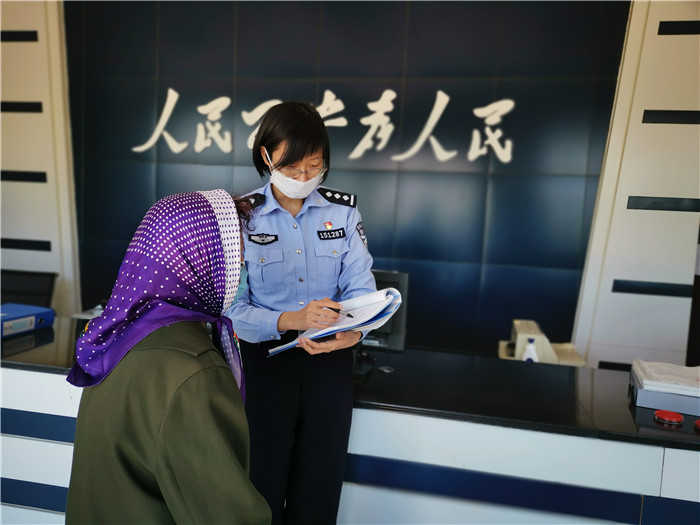 窗口服务群众。山东消防供图