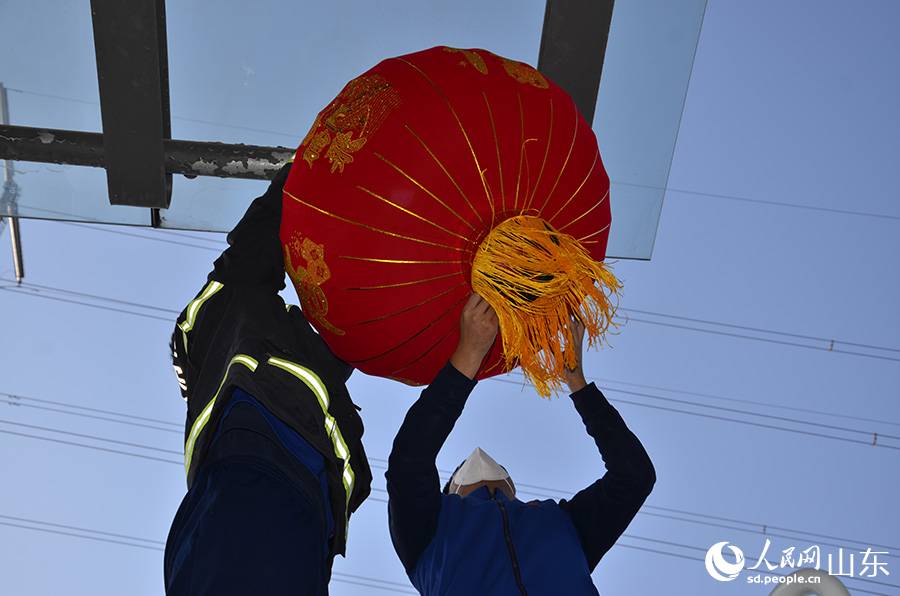 盛福庄消防救援站消防指战员把灯笼高高挂起。乔姝摄